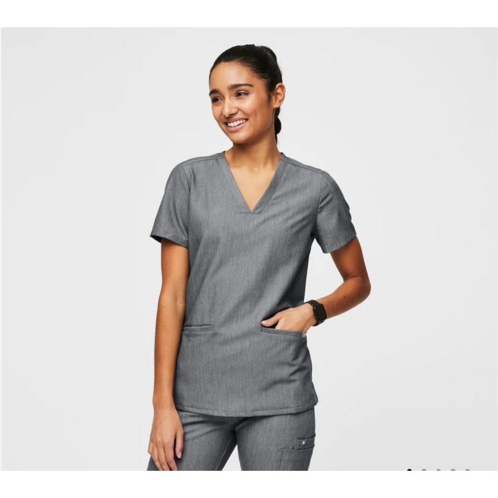 Figs Casma Three Pocket Scrub Top In Graphite